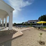 Con Piscina, Soleada, Tranquila Y Centrica Villa *