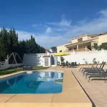 Con Piscina, Soleada, Tranquila Y Centrica Villa