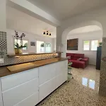 Con Piscina, Soleada, Tranquila Y Centrica Villa *