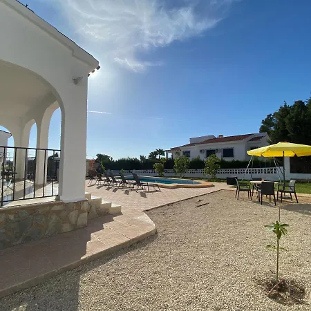 Con Piscina, Soleada, Tranquila Y Centrica Villa *
