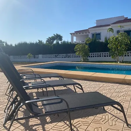Con Piscina, Soleada, Tranquila Y Centrica Villa *