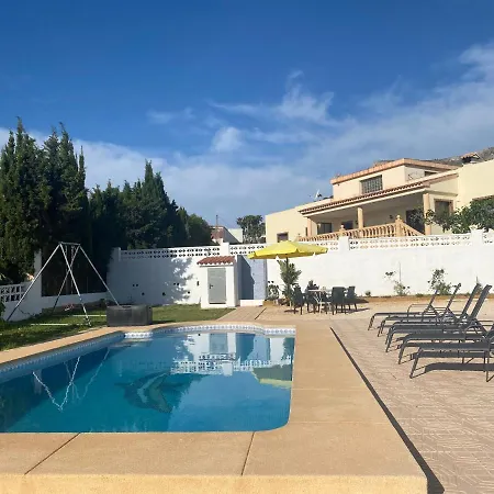 Con Piscina, Soleada, Tranquila Y Centrica Villa