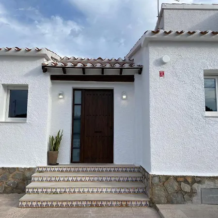 Con Piscina, Soleada, Tranquila Y Centrica Villa