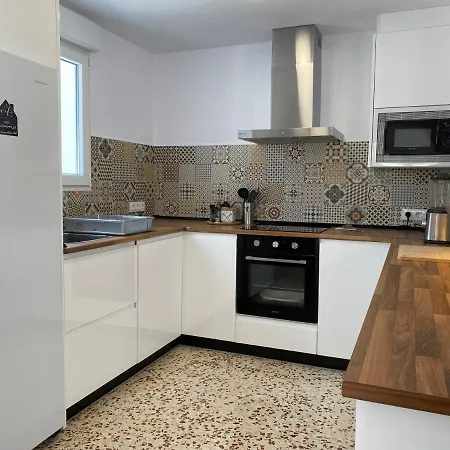Con Piscina, Soleada, Tranquila Y Centrica Villa