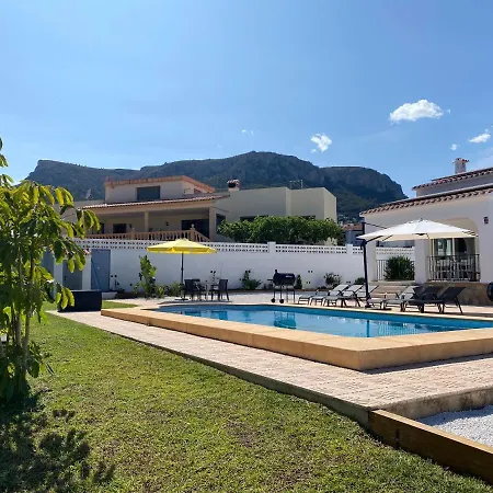 Con Piscina, Soleada, Tranquila Y Centrica Villa *