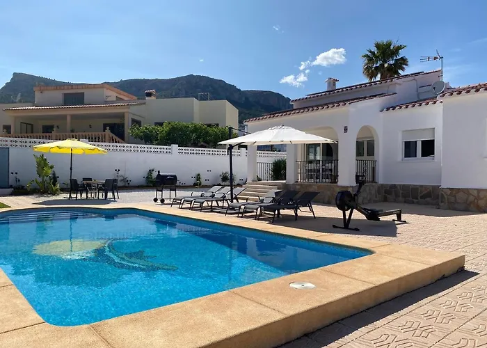 Con Piscina, Soleada, Tranquila Y Centrica Villa *