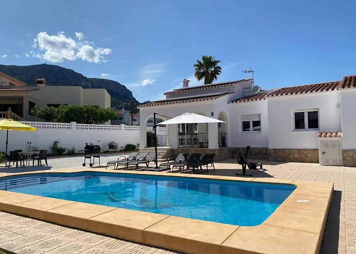 Villa Con Piscina, Soleada, Tranquila Y Centrica