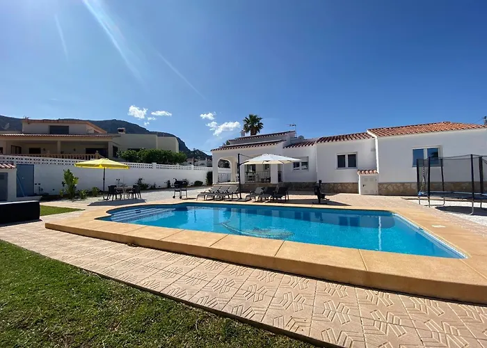 Con Piscina, Soleada, Tranquila Y Centrica Villa *