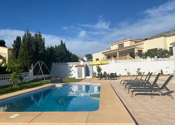 Con Piscina, Soleada, Tranquila Y Centrica Villa