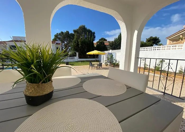 Villa Con Piscina, Soleada, Tranquila Y Centrica