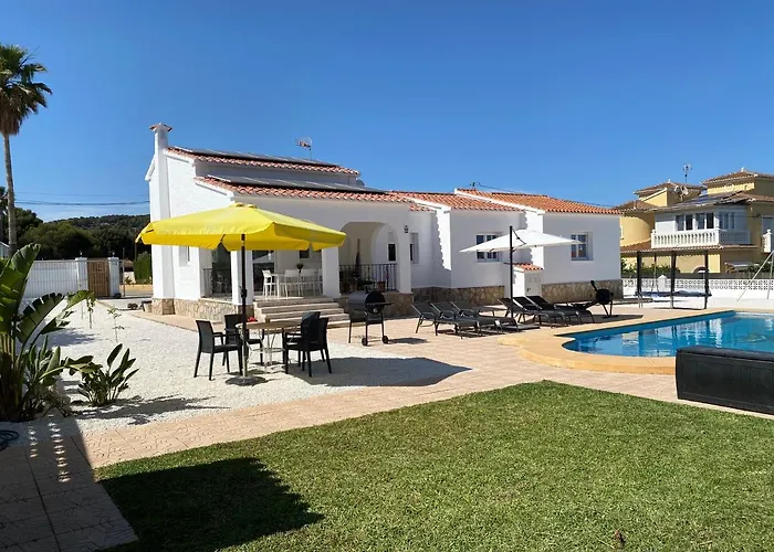 Villa Con Piscina, Soleada, Tranquila Y Centrica